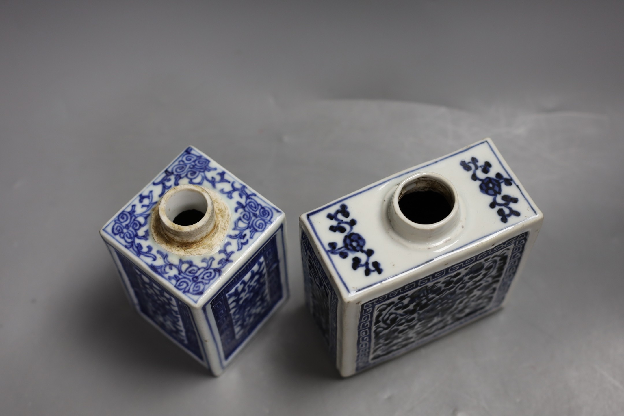 Two Chinese blue and white tea canisters, 19th century, 14cms high